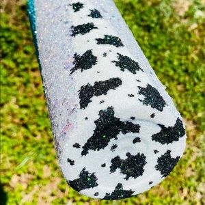 20 oz Skinny tumbler blue, and cow print, with a beautiful silver sparkle ❤️